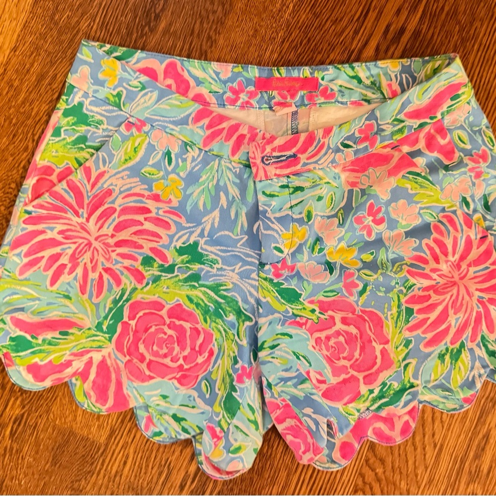 Lilly Pulitzer scalloped shorts in Euc size 2.